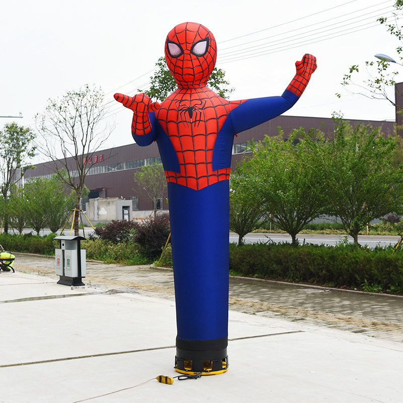 Figura de Spiderman en el cielo con globo y abanico, bailarín en el aire, hombre bailando con globos